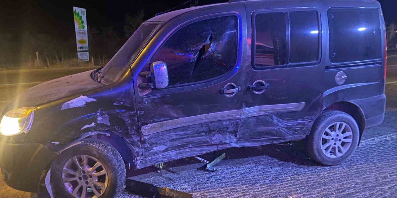 Konya’da Otomobil İle Hafif Ticari Araç Çarpıştı: 5 Yaralı