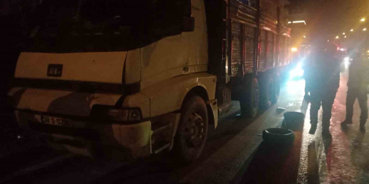 Motosiklet İle Kamyon Çarpıştı: 1 Ölü