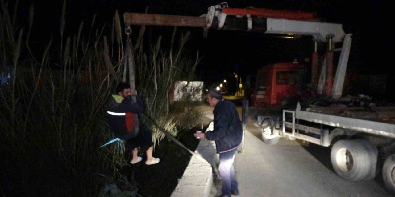 Alkollü Sürücünün Kanala Uçtuğu Motosiklet Halatla Çıkarıldı
