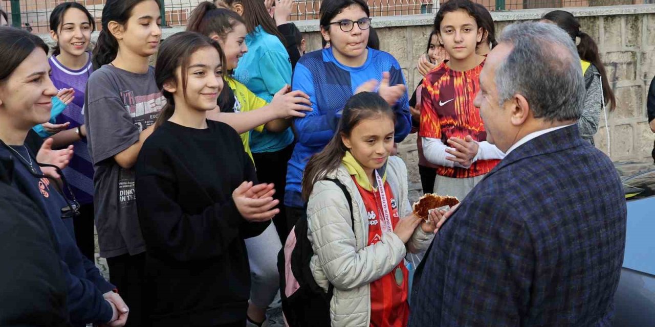 Başkan Yalçın’dan Şampiyon Öğrencilere Tebrik