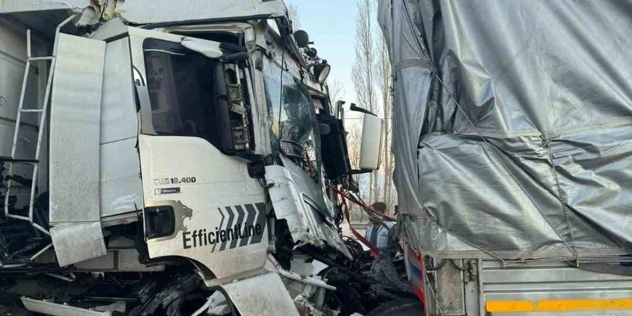 Konya’da Tır, Tıra Arkadan Çarptı: 1 Ölü