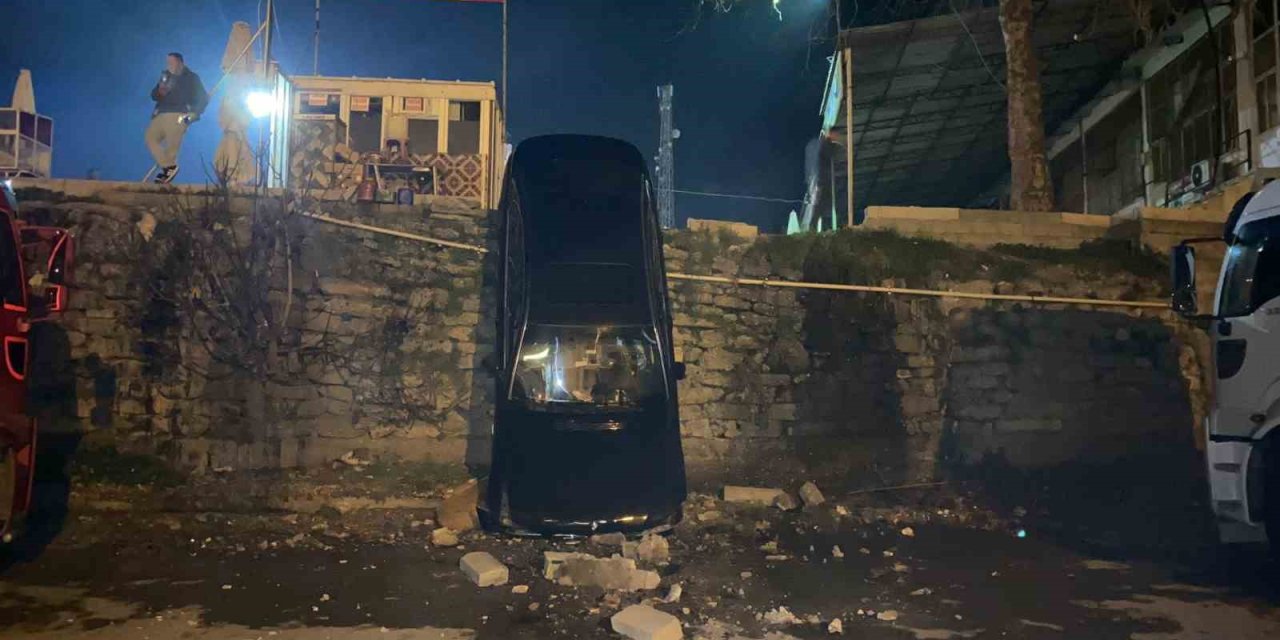 Yolu Şaşıran Sürücü 5 Metrelik İstinat Duvarından Aşağı Düştü