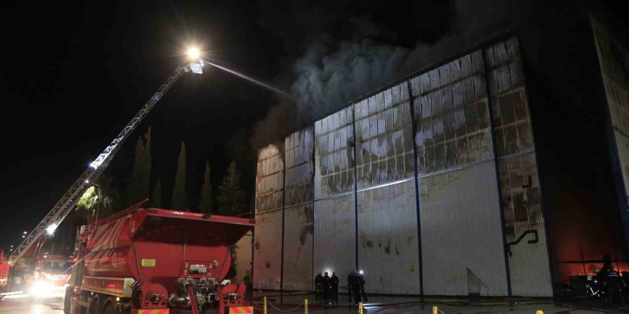 Antalya'da Yat İmalathanesinde Alevler Yükseldi