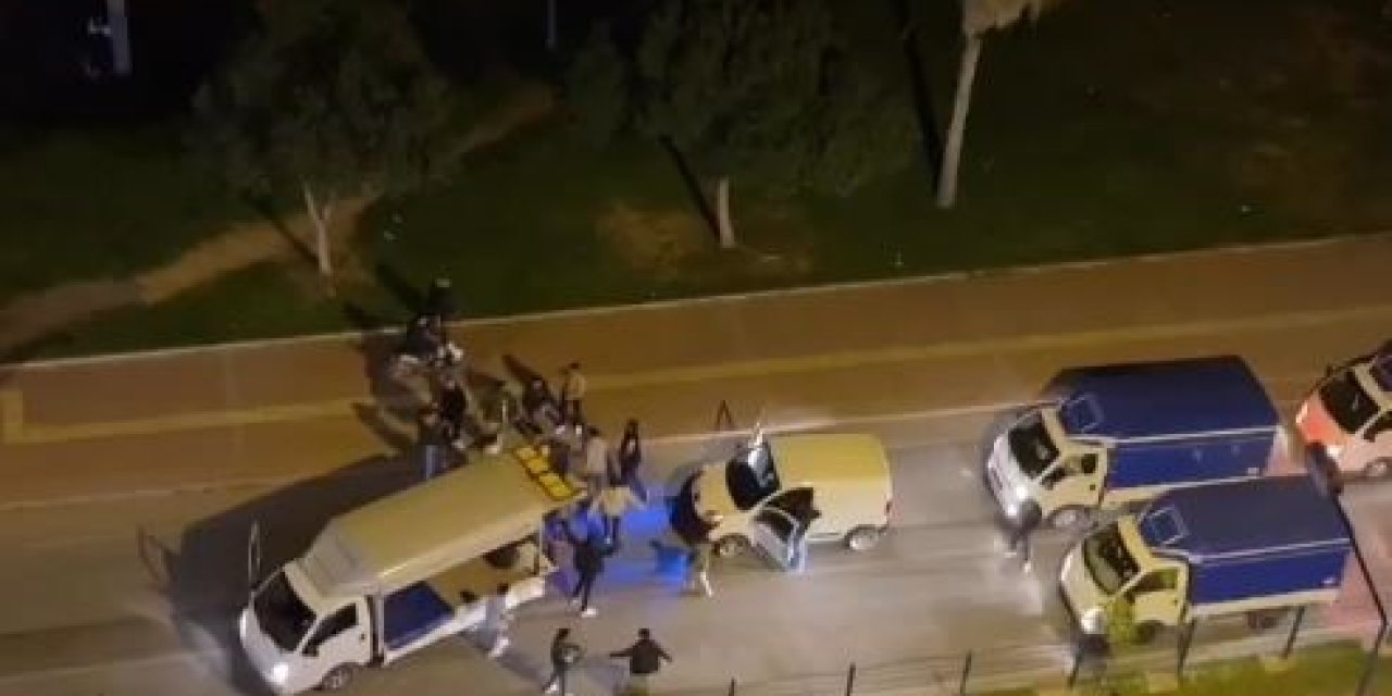 Kasası Açık Kamyonetle Yolu Kapatıp Asker Eğlencesi Düzenlediler