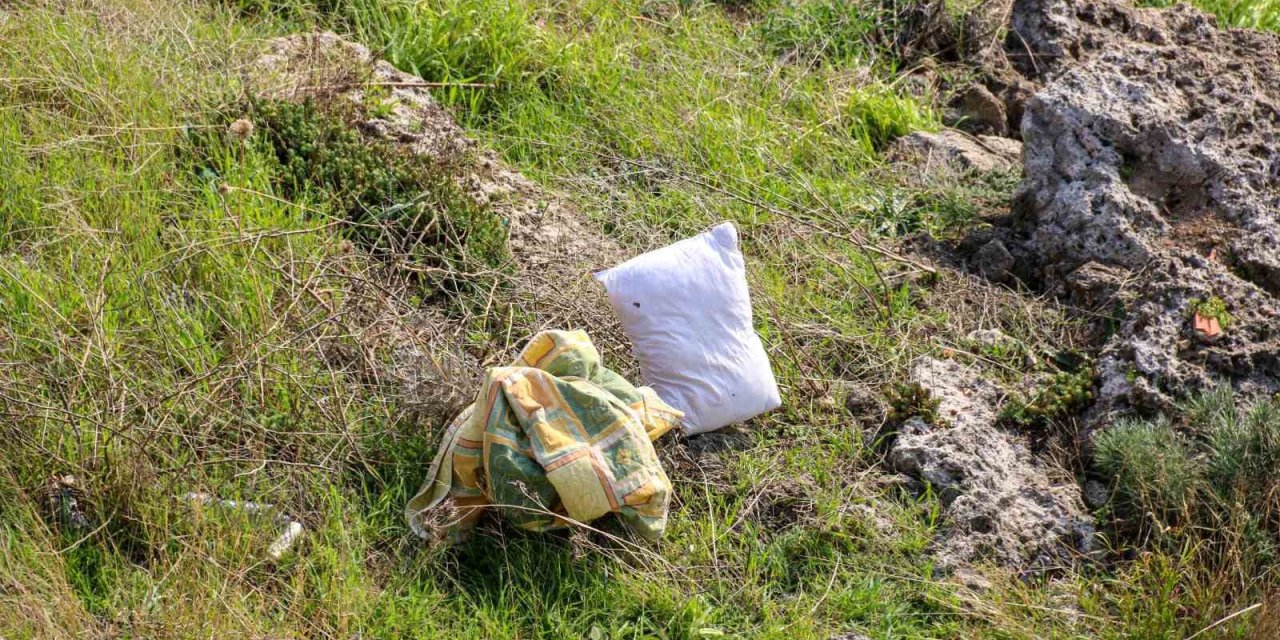 Falezlerde Yaralı Şahıs Var Diye Geldiler, Battaniye Ve Yastık Çıktı