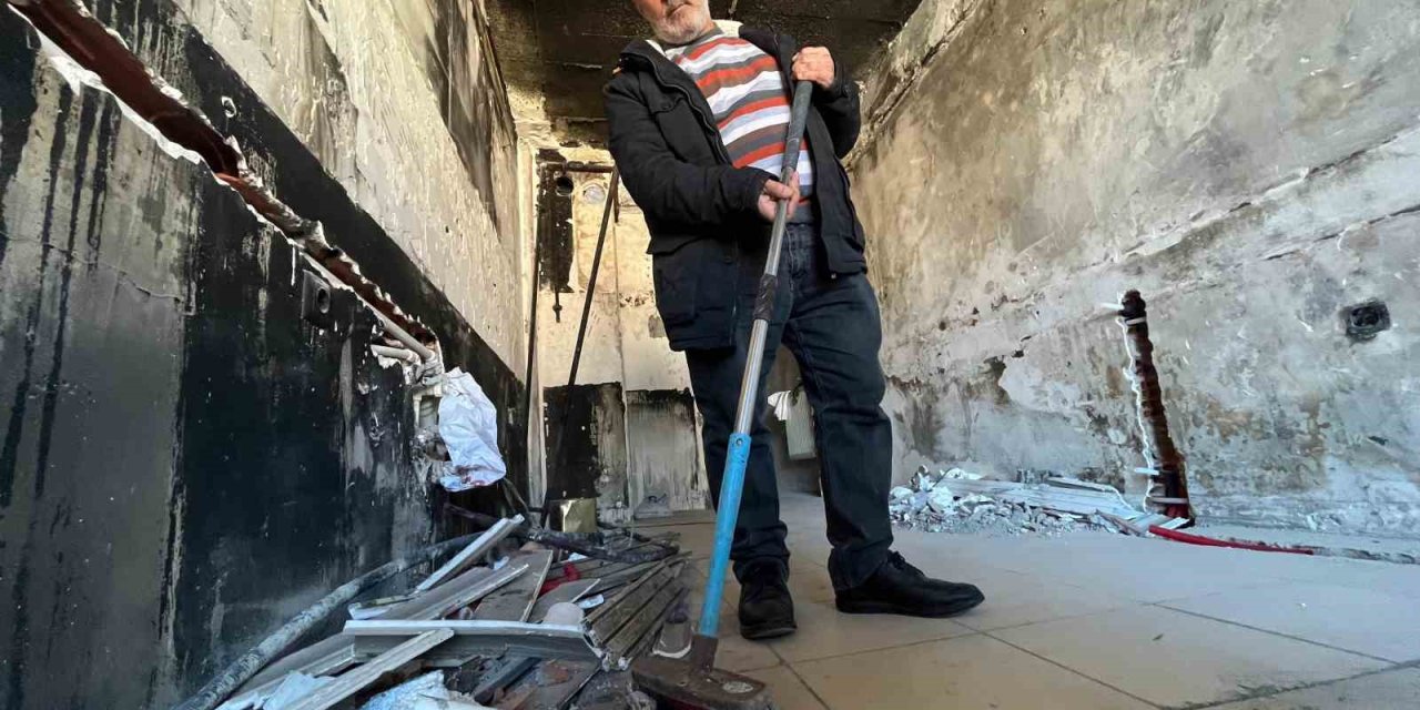 Evi Yanan Engelli Adam Yardım Bekliyor