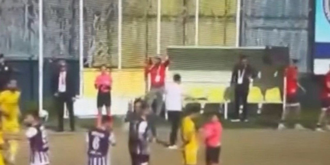 Maçta İlginç Anlar: Kadın Hakem İtekledi, Futbolcu Defalarca Yuvarlandı