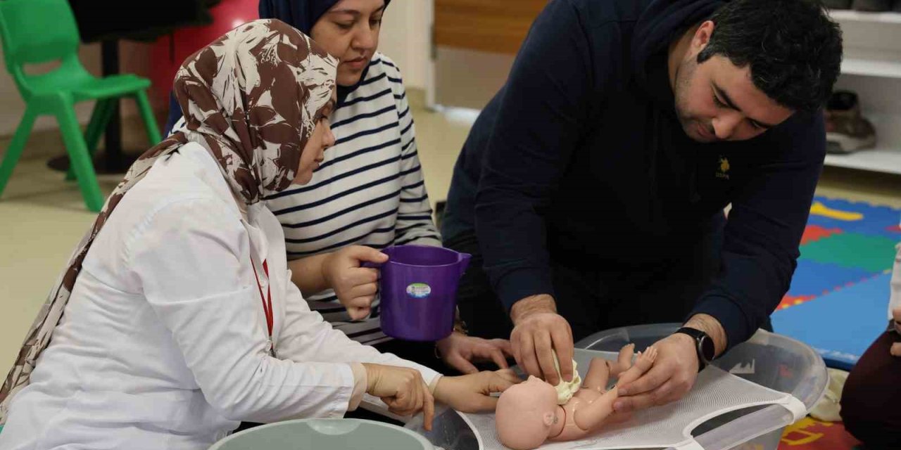 Anne Ve Baba Adayları Doğum Öncesi Ve Sonrası İçin Eğitim Alıyor