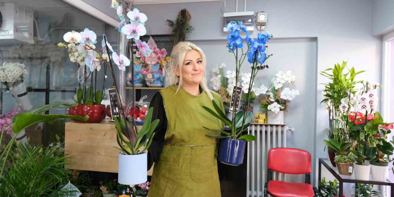 Sevgililer En Çok Kırmızı Gülü Ve Şans Getirdiğine İnanılan Mavi Orkideyi Tercih Ediyor