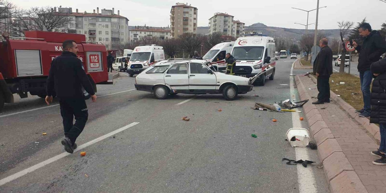 Otomobiller Çarpıştı: 3 Yaralı