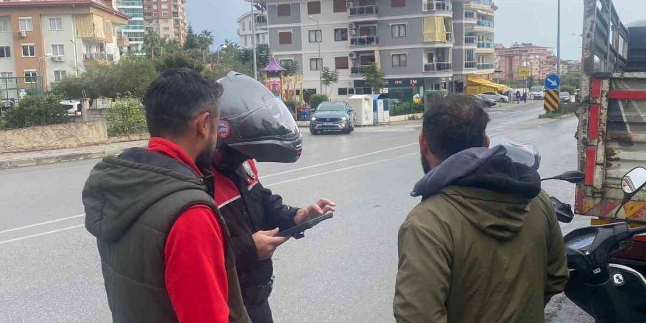 Polis Ekiplerinden, Okul Çevrelerinde Ve Servis Araçlarında Denetim