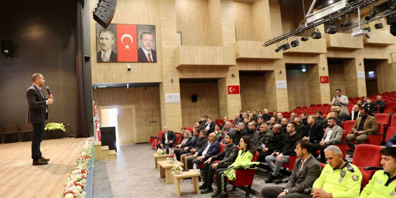 Niğde’de Toplu Taşıma Araçlarının Sürücülerine Kişisel Gelişim Semineri