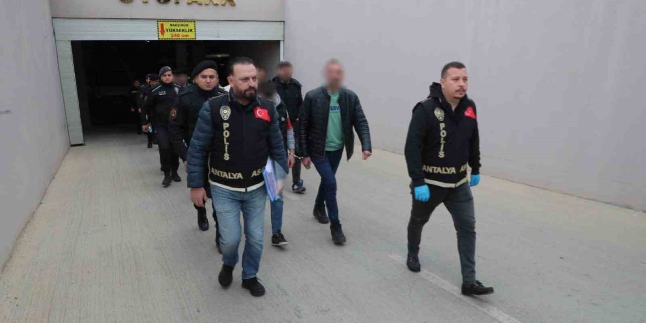 Antalya’da 92 Aranan Şahıs Yakalandı