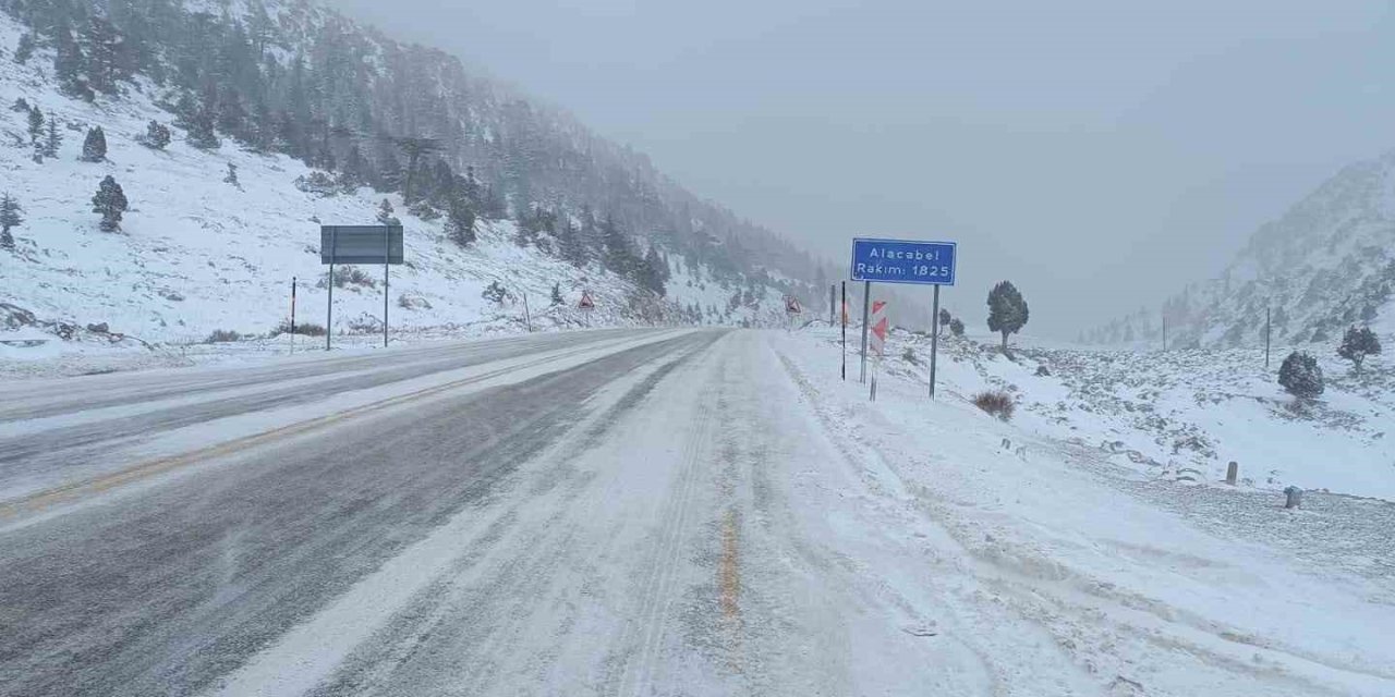 Alacabel’de Gece Başlayan Kar Yağışı Sonrası Ekipler Seferber Oldu