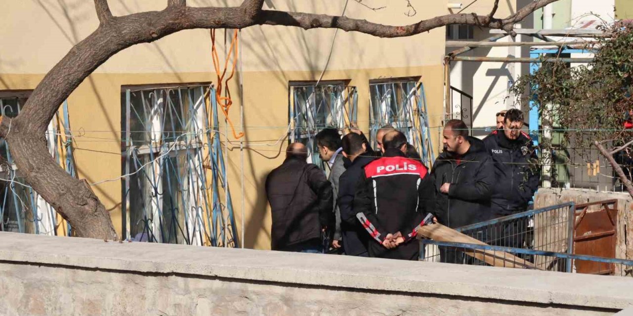 Emniyet Amirinin Yaklaşımı, Eşini Rehin Alan Şahsı Böyle İkna Etti: "ben Sana Kurban Olurum"