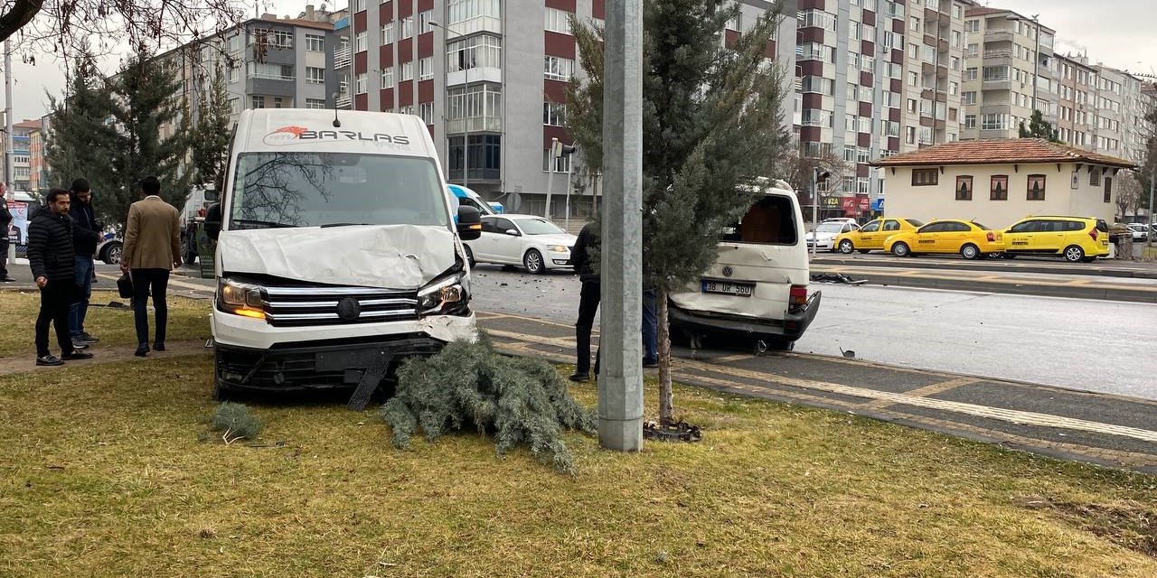 3 Araç Kaza Yaptı, Savrulan Aracın Çarptığı Yaya Ağır Yaralandı