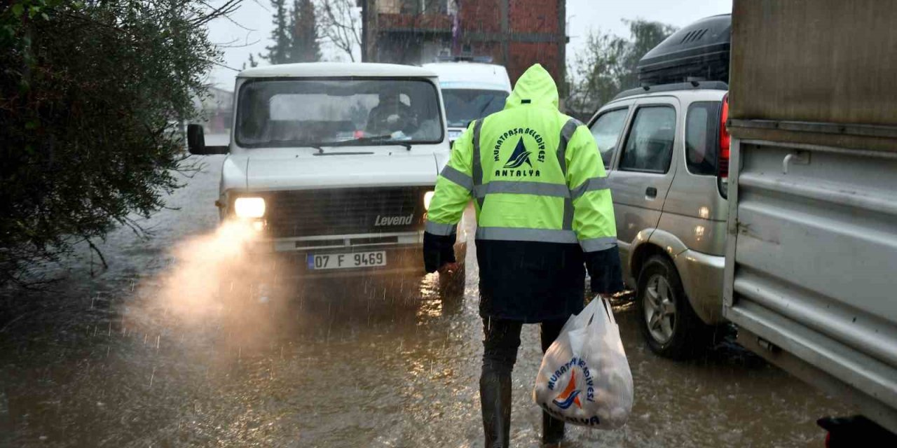 Muratpaşa’da Aşevinden Sel Ve Su Baskını Mağdurlarına Sıcak Yemek Desteği