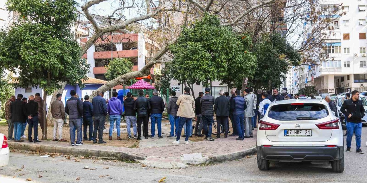 Çocuk Oyun Parkında Ölü Bulundu, Vatandaşların Ceset Merakı ‘pes’ Dedirtti