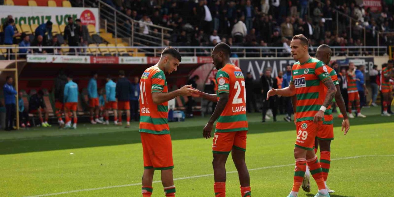 Trendyol Süper Lig: Alanyaspor: 2  - Adana Demirspor: 0 (ilk Yarı)