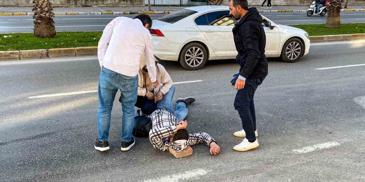 Yerde Uzun Süre Yatan Yaralının Başının Altına Kaldırım Taşı Koydular