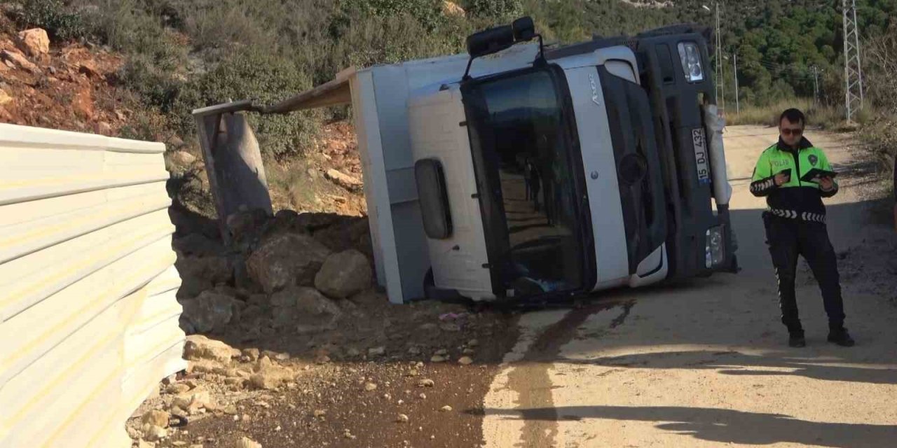 Alanya’da Taş Yüklü Kamyon Yan Yattı