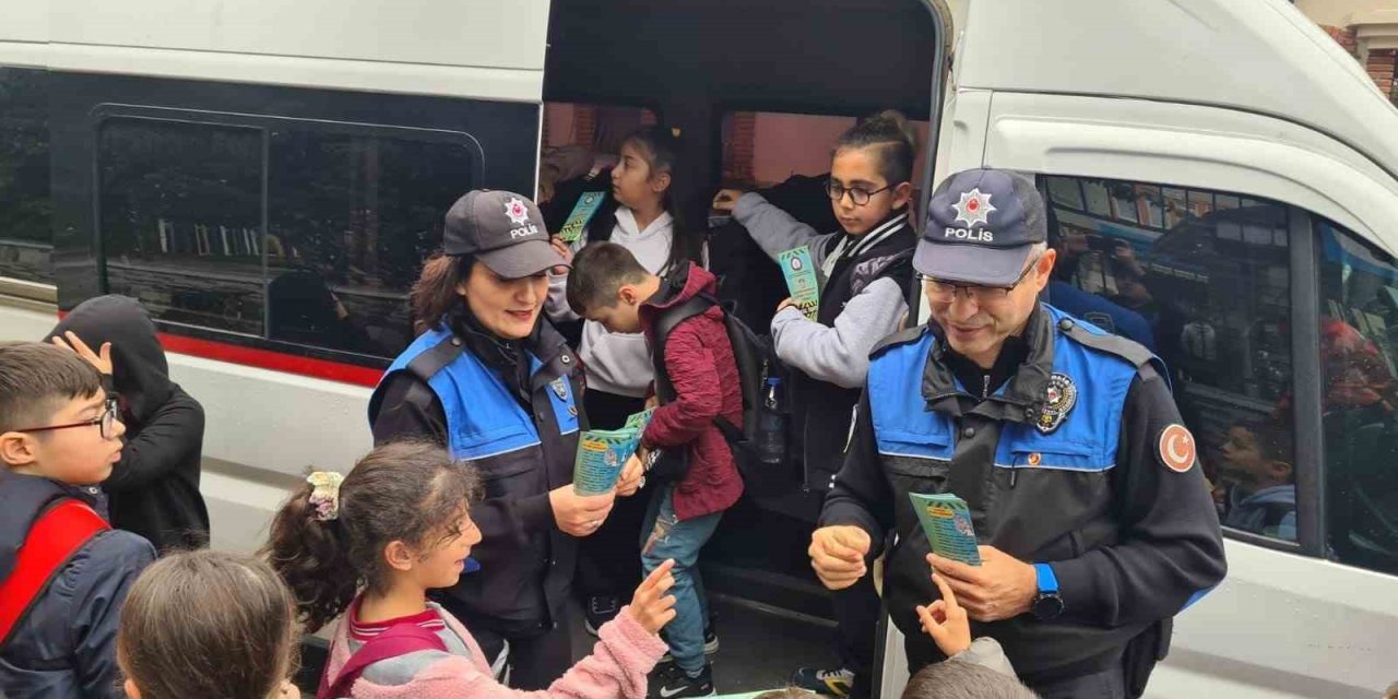 Öğrenciler Serviste Güvenli Yolculuk Hakkında Bilgilendirildi
