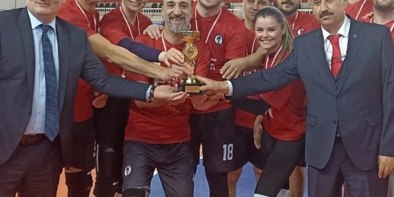 Öğretmenler Yarıştı Kupalarını Aldı