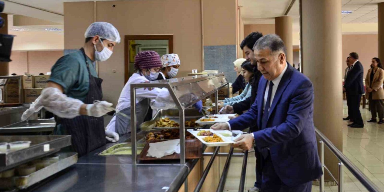 3 Çeşit Yemek 14 Tl: Menüyü Bu Kez Öğrenciler Belirledi, Rektör De Eşlik Etti