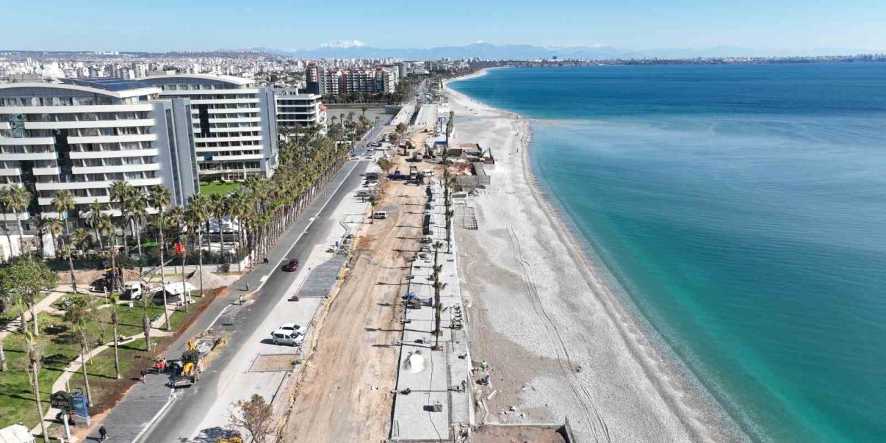 Konyaaltı Sahili’nde Hummalı Çalışma Sürüyor