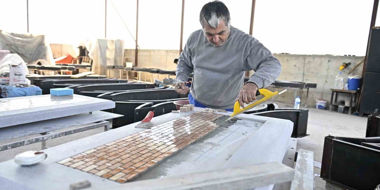 Muratpaşa’dan Tekerlekli Sandalye Kullanımına Uygun Banklar Üretiliyor