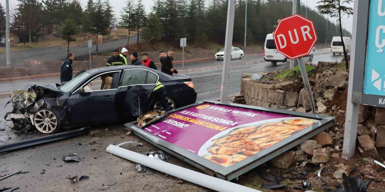 Otomobil İstinat Duvarına Çarptı: 2’si Ağır 4 Yaralı