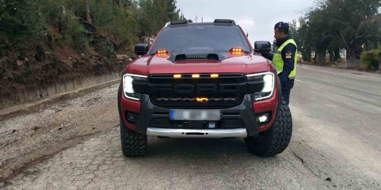 Çakar Lamba Takan 3 Sürücüye 19 Bin Tl Ceza Kesildi