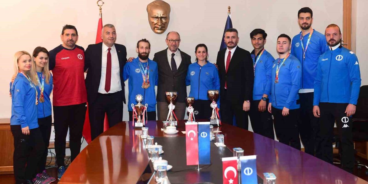 Anadolu Üniversitesi Rektörü Prof. Dr. Fuat Erdal Madalya Ve Kupalarla Dönen Öğrencilerle Buluştu