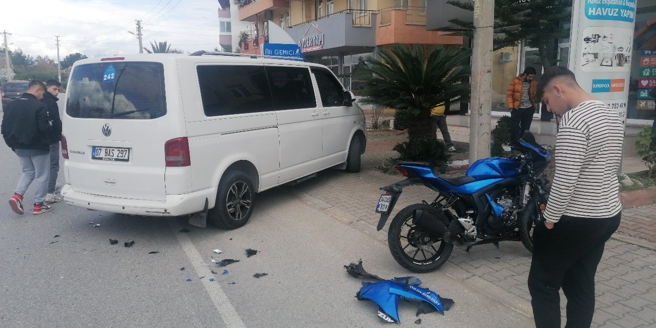 Kamyonetle Motosiklet Çarpıştı: 1 Yaralı