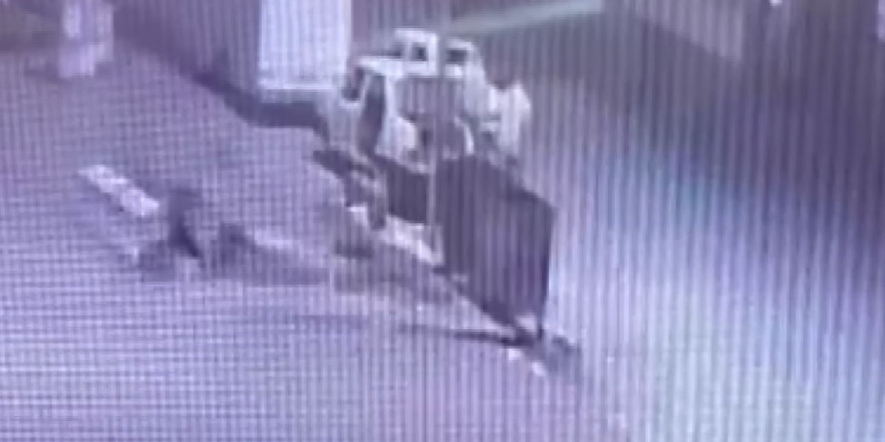 57 Saniyede Arabayı Soyan Hırsızlar Kameraya Yakalandı