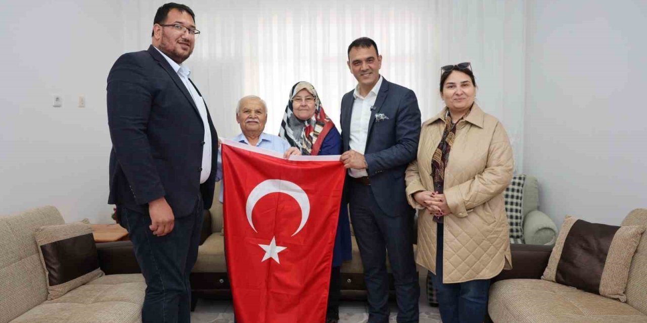 Türkiye’nin İlk Astronotu Alper Gezeravcı’nın Ailesine Türk Bayrağı Hediye Edildi