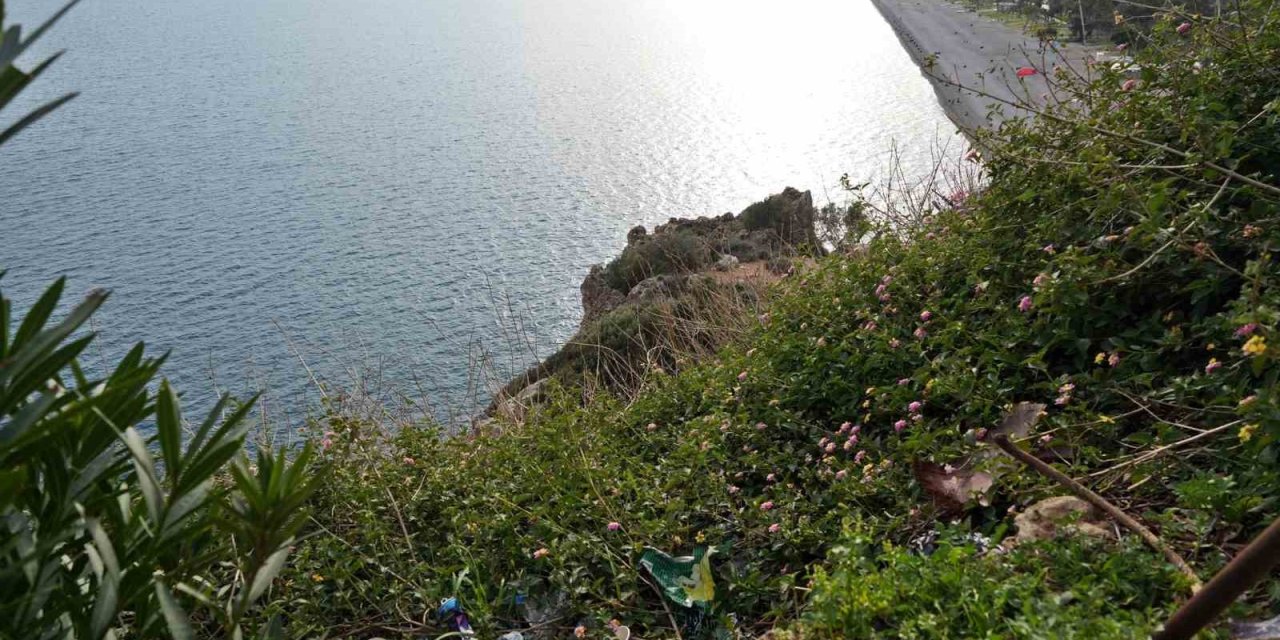 Dünyaca Ünlü Sahili Kuşbakışı Gören Seyir Alanındaki Çöpler Profesörü Çileden Çıkardı