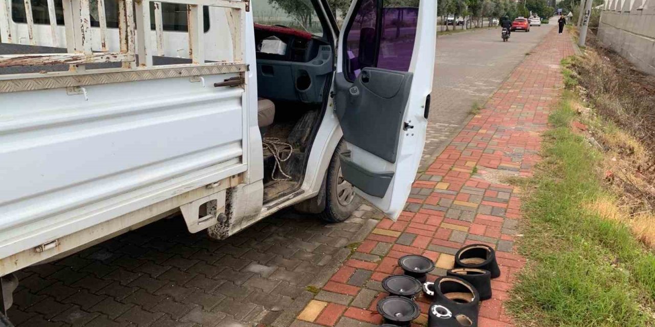 Yüksek Ses Müzik Çalarak Çevreyi Rahatsız Eden Araçların Sesini Jandarma Kıstı