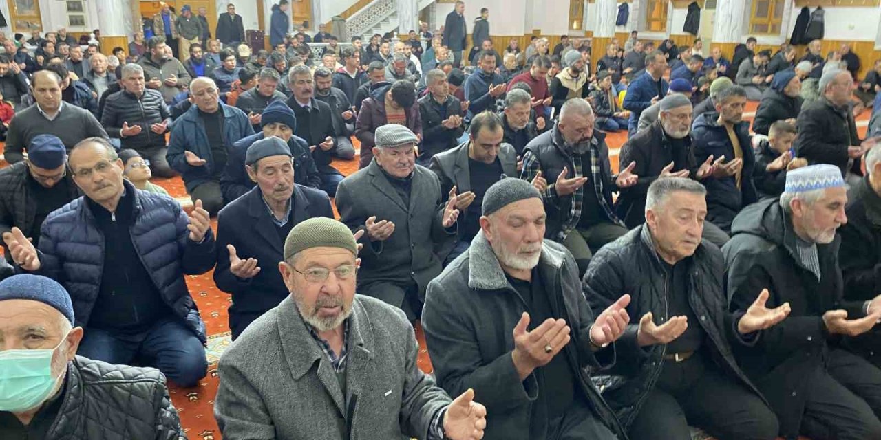 Kulu’da Berat Kandilinde Vatandaşlar Camileri Doldurdu