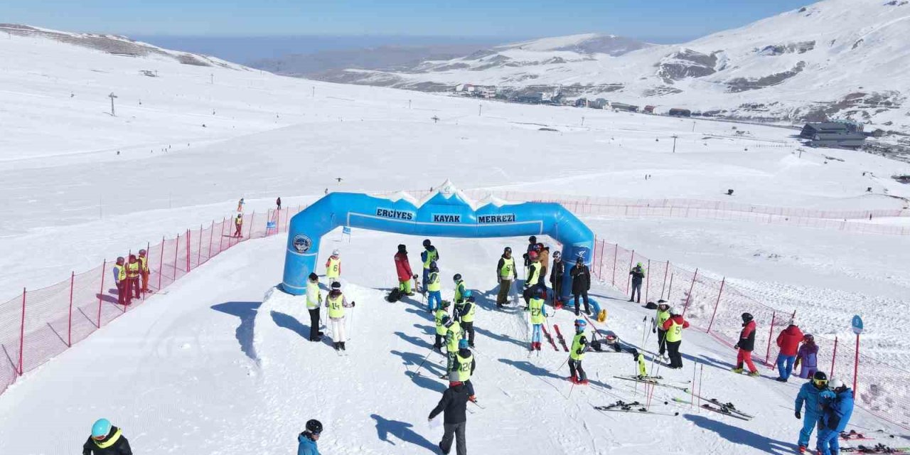 Erciyes’te Diplomatik Kayak Ve Snowboard Yarışı Yapıldı