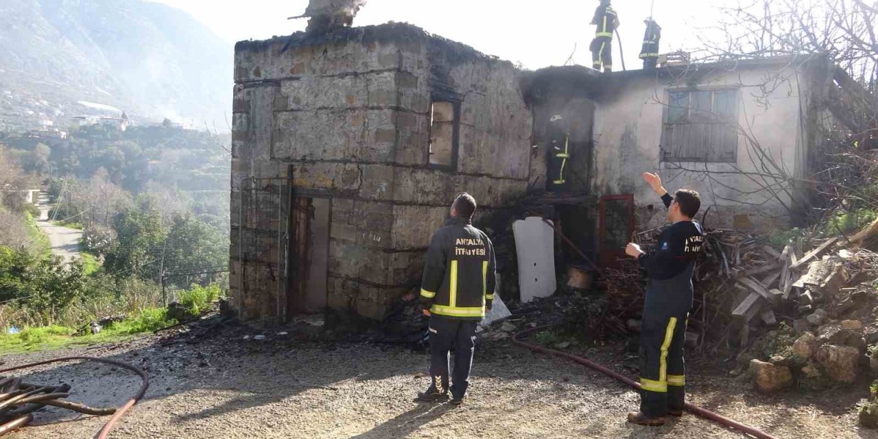 Metruk Bina Çıkan Yangında Kullanılamaz Hale Geldi