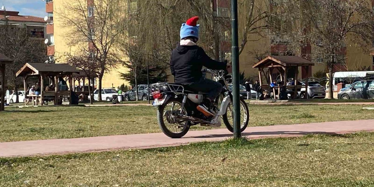 Yürüyüş Yoluna Giren Motosikletli İnsanları Rahatsız Etti