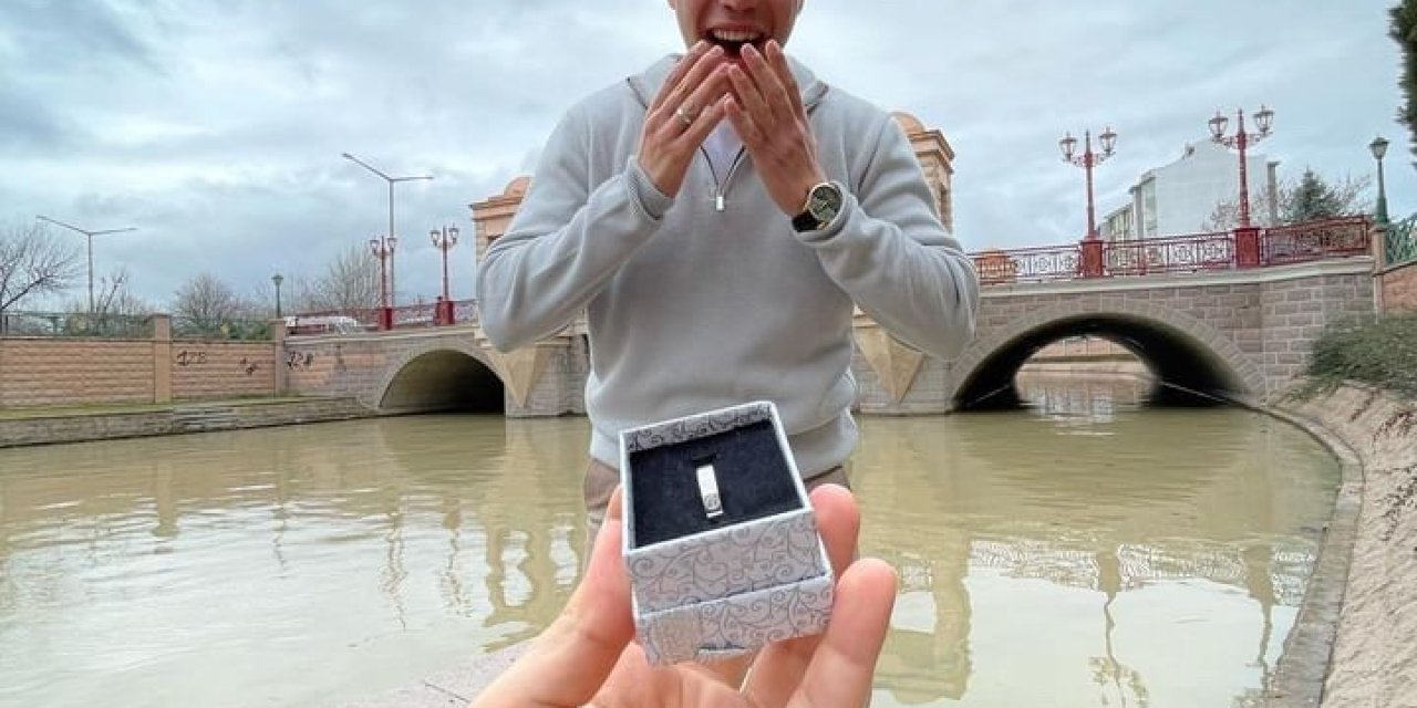 Harçlıklarını Biriktirdi, Erkek Arkadaşına Diz Çöküp Evlilik Teklif Etti