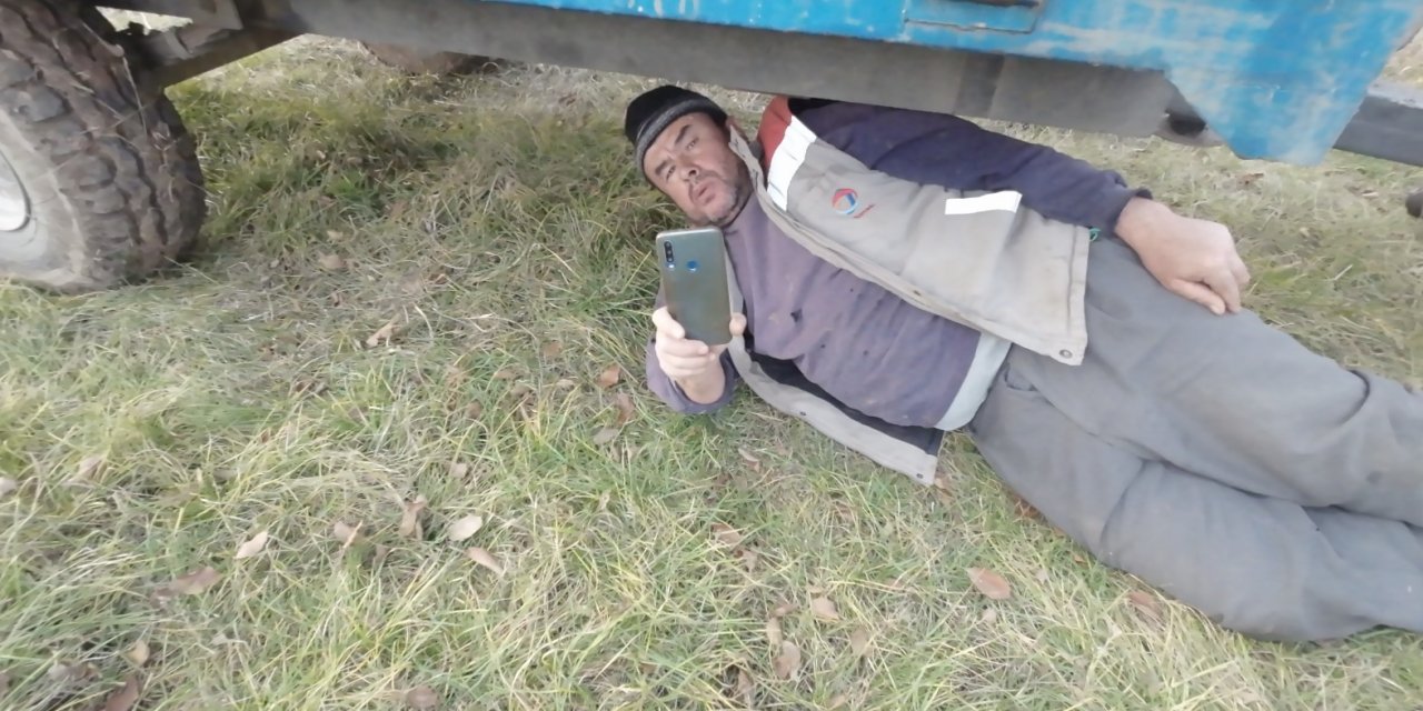 Dron Korkusuyla Traktörün Altına Saklanan Baba: "ilaçla Virüs Yayacak Sandım, Canlı Yayından Yardım İstedim"