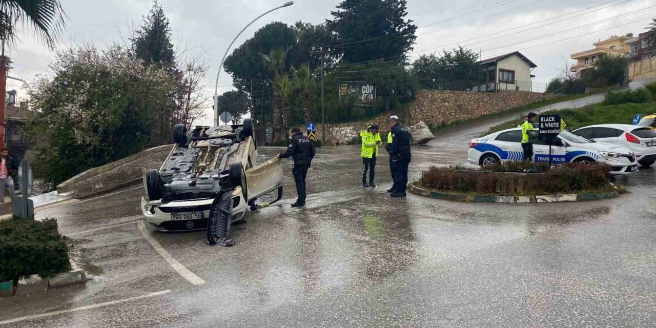 Hızını Alamayan Otomobil, Kavşakta Devrilerek Ters Döndü: 1 Yaralı