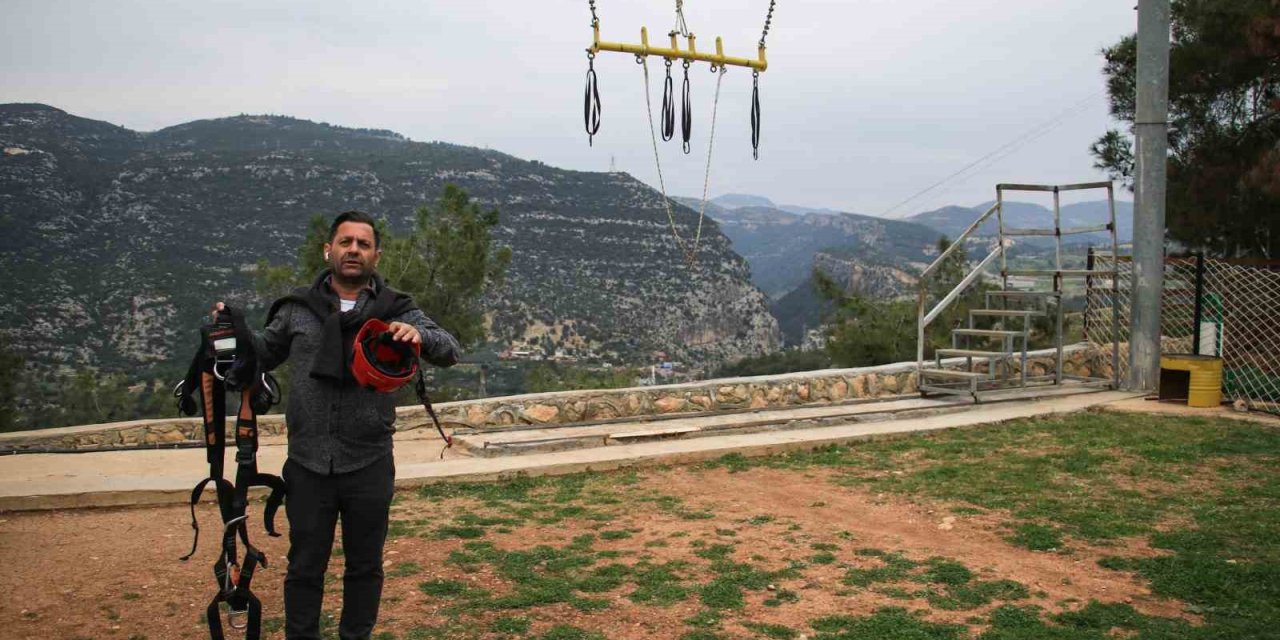 Macera Parkındaki Salıncak Platforma Çarptı, Genç Kızın Ayağı Kırıldı