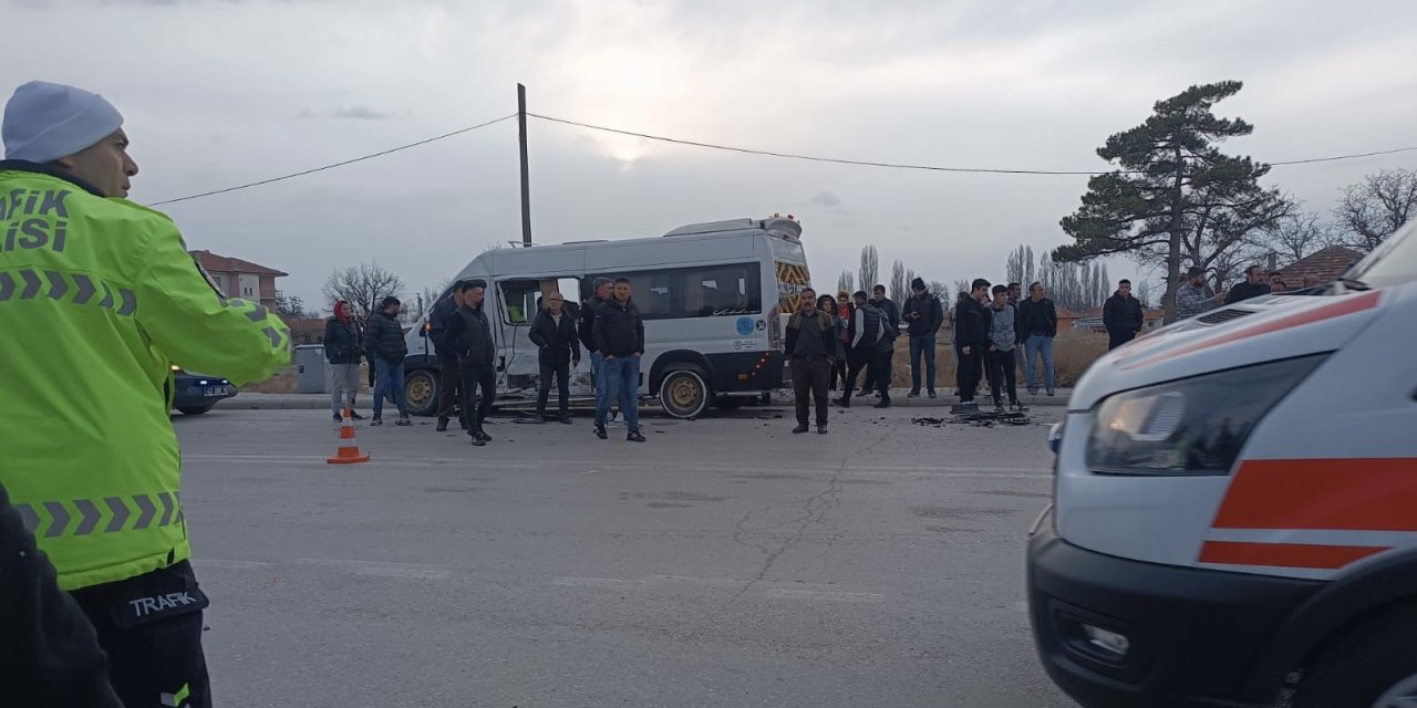 Konya’da Öğrenci Servisi İle Kamyonet Çarpıştı: 11 Yaralı