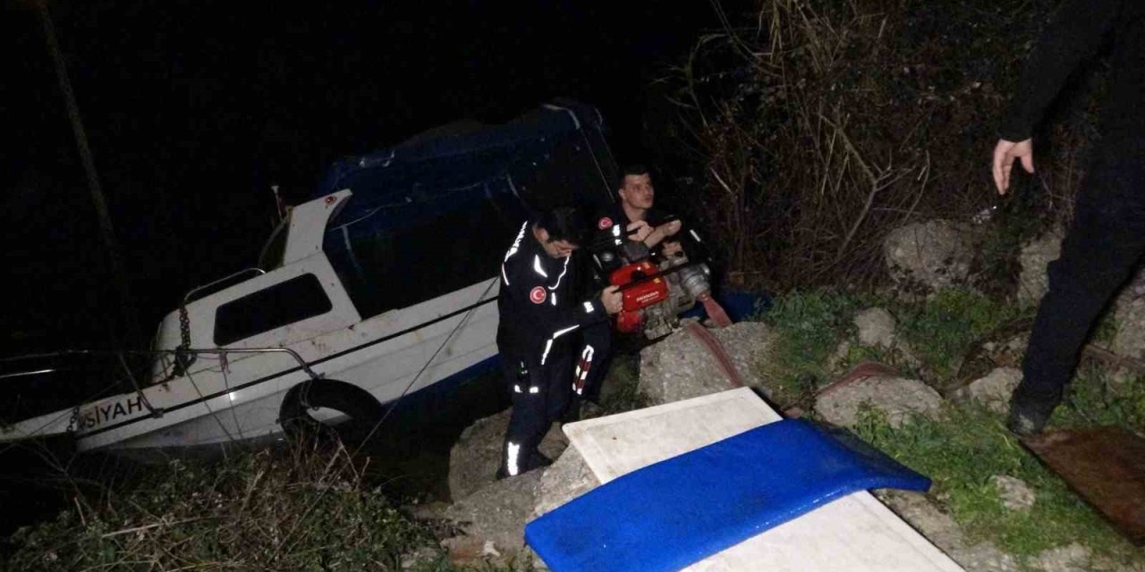 Manavgat Irmağı’nda Batan Tekneye Vinçli Kurtarma