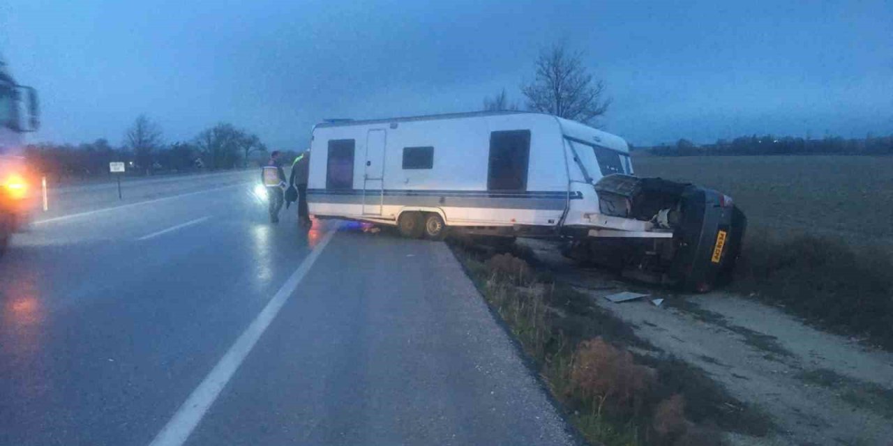 Karavan Bağlı Otomobil Şarampole Devrildi: 1 Yaralı