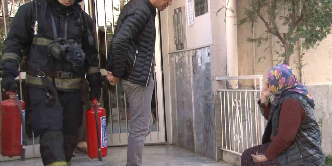 Aspiratörden Çıkan Yangında Anne Ve Oğlu Dumandan Etkilendi, Komşusu İse Yangını Canlı Yayınla Aktardı